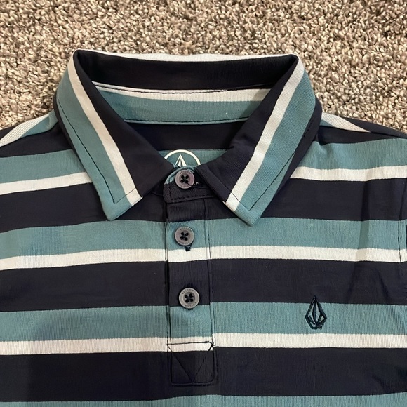 NEW! VOLCOM 2-PIECE DENIM SHORT AND POLO SET. SIZE 4T. BOYS. - Picture 6 of 8